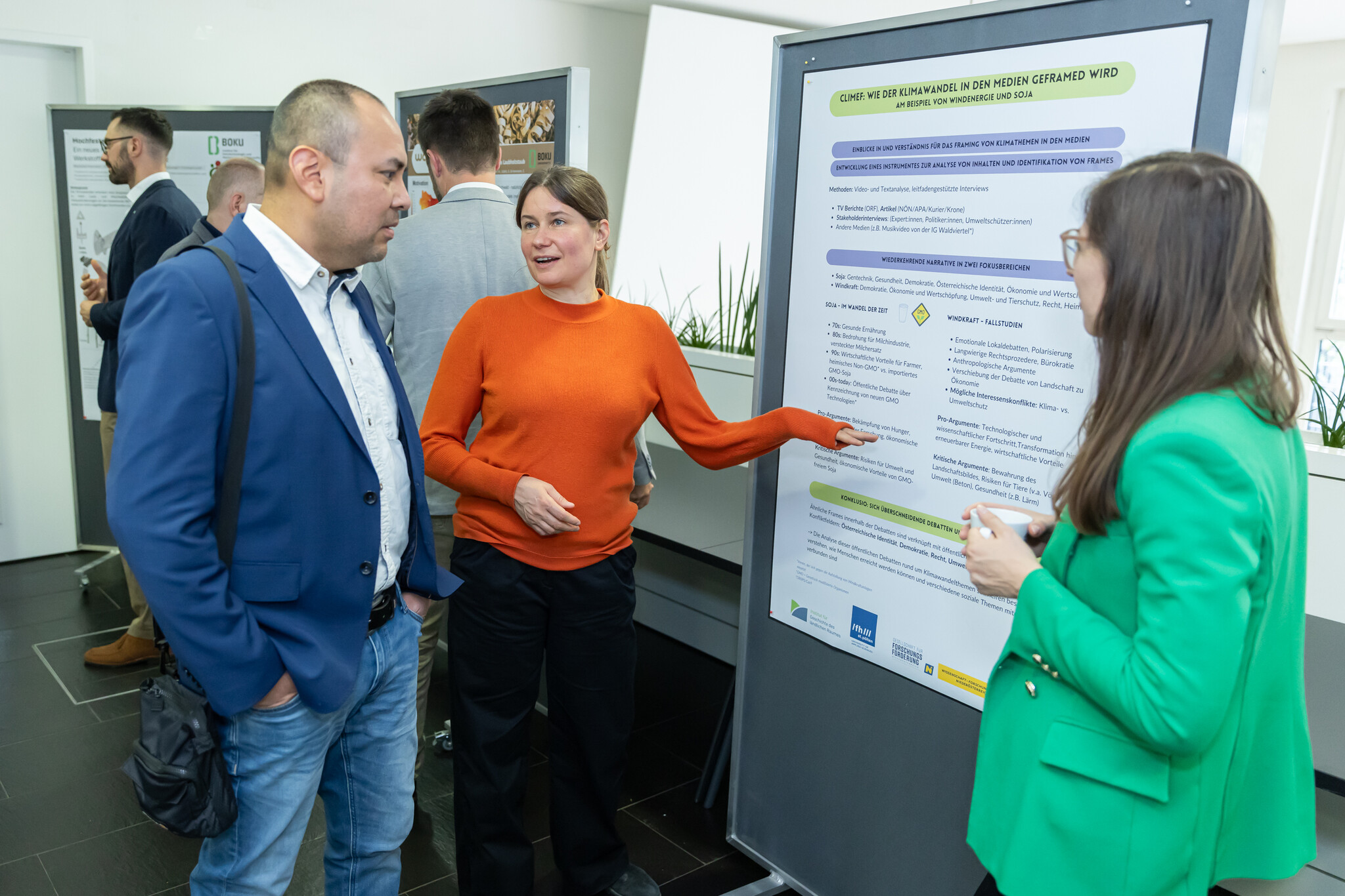 Wissenschaftlerin stellt ein Projekt an Hand des Wissenschaftlichen Posters vor