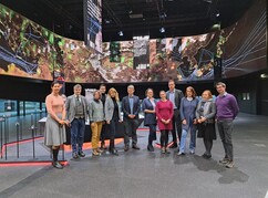 Vertreterinnen des Campus Tulln und der GFF NÖ stehen in der Ausstellung Mensch...