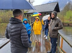 Martin Kainz erzählt am Steg vom Lunzer See dem Team der GFF NÖ von der...