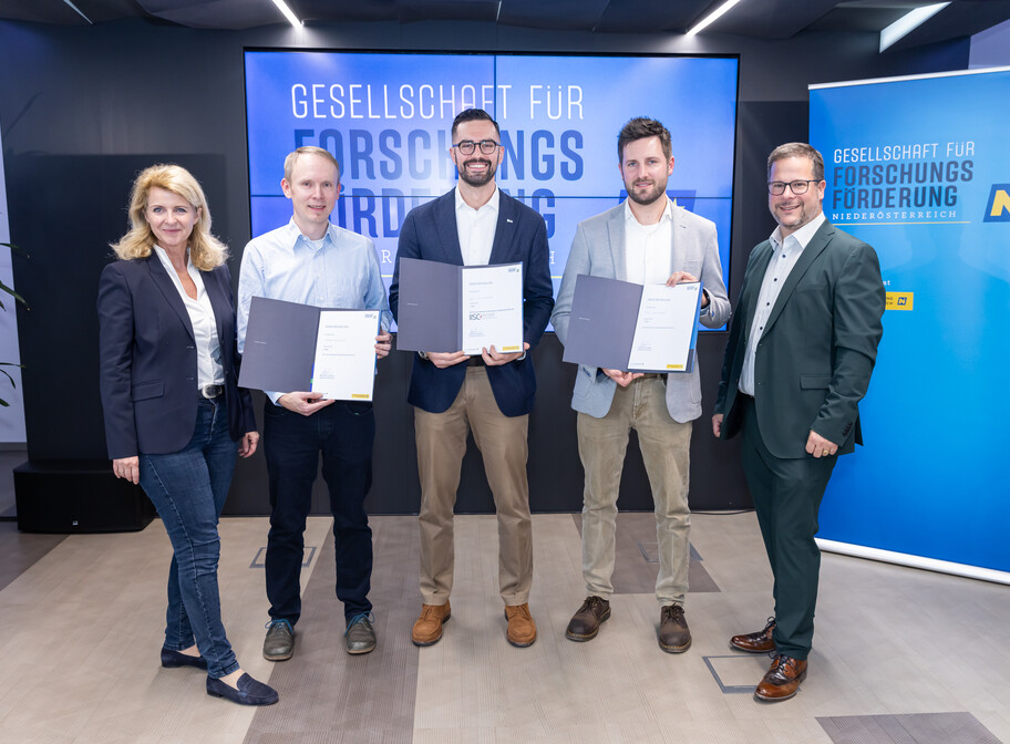 Die Gewinner der Science goes Public 2024 Veranstaltung halten Ihre Preise in...