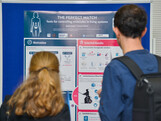 Gäste betrachten die wissenschaftlichen Poster