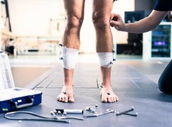 Beine eines Mannes sind bandagiert und mit Sensoren versehen