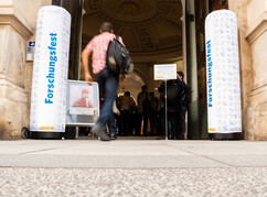 Visitors are coming to the Palais Niederösterreich