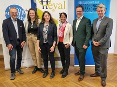 Gruppenfoto aller TeilnehmerInnen an der Beitrittsveranstaltung zur Plattform...