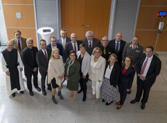 Gruppenbild der Vertreter*innen der NÖ Hochschulen, der Leiterin der Abteilung...