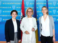 Die Exzellenzstipendiatinnen Mira Tartarotti und Lara Condell stehen links und...
