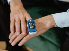 Digitales Messgerät am Finger eines älteren Mannes