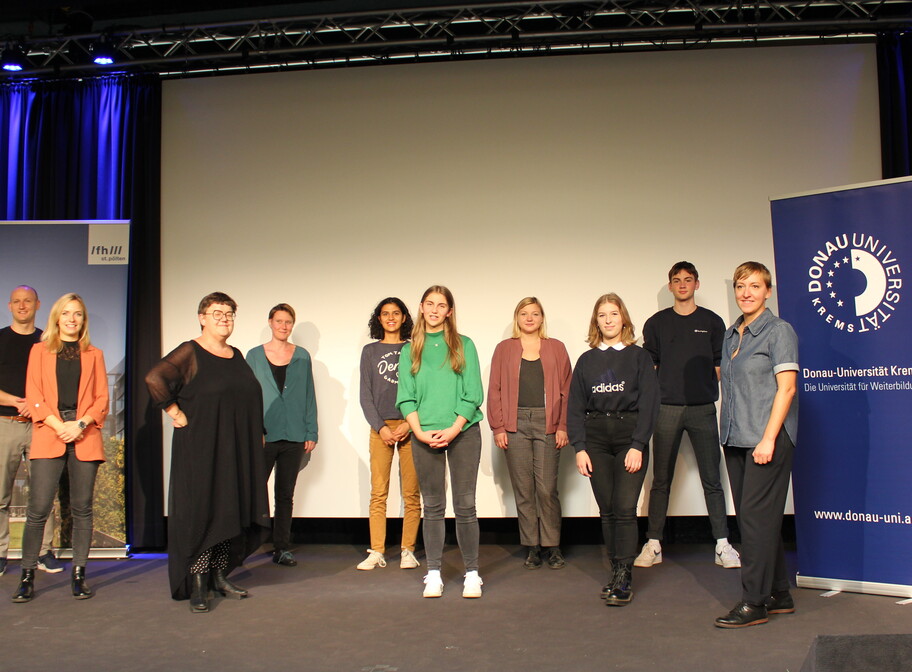 Teilnehmer der Digitalizing Youth Politics Abschlusskonferenz am Podium