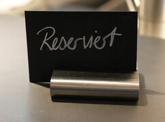 Reserviert Schild steht auf einem Tisch