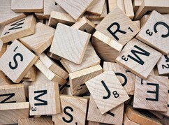 Scrabble Buchstaben liegen kreuz und quer über einander