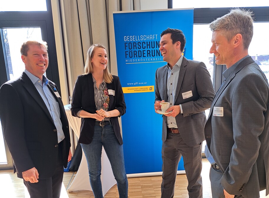 Mitarbeiter*innen der GFF NÖ und Rainer Gotsbacher unterhalten sich bei der...