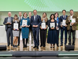 Alle Wissenschafts-Preisträger*innen gemeinsam auf der Bühne der...