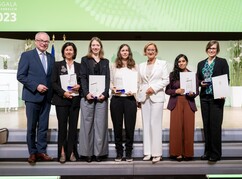 Die Preisträgerinnen stehen mit Johanna Mikl-Leitner und Stephan Pernkopf auf...