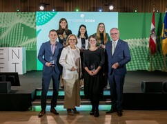 Die Preisträgerinnen stehen mit Johanna Mikl-Leitner und Stephan Pernkopf auf...